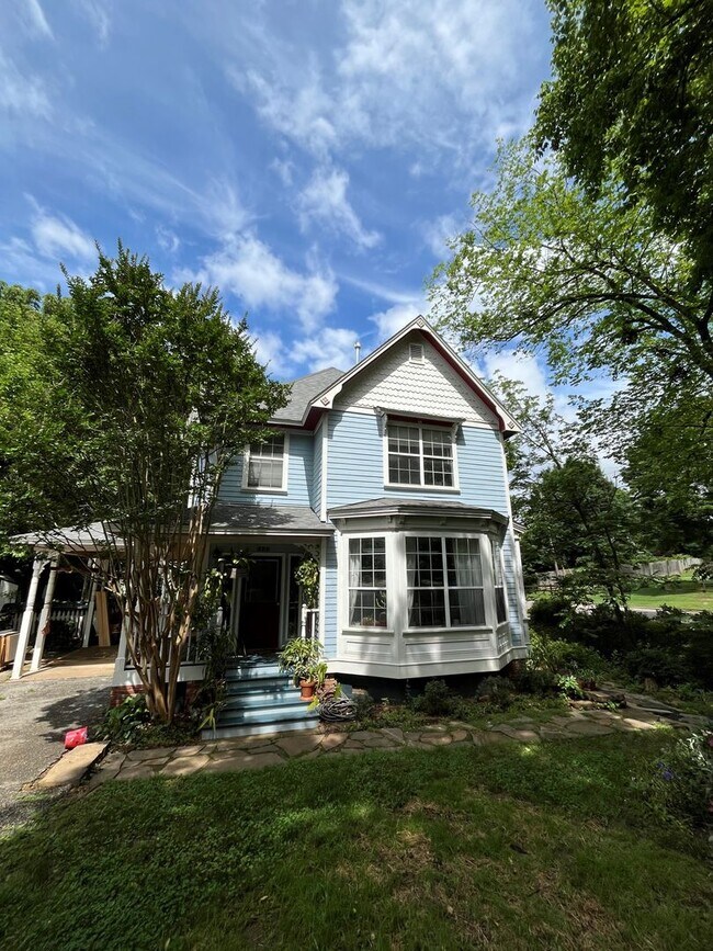Building Photo - HISTORIC DOWNTOWN  3 bedroom 2.5 bath home