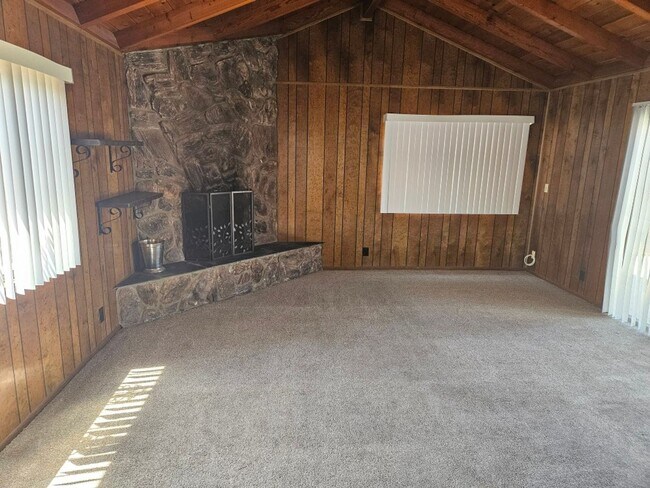 Building Photo - 4 Bedroom Home with 2 Car attached garage