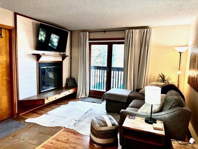 Building Photo - Long Term Rental- 549C Rainbow Village