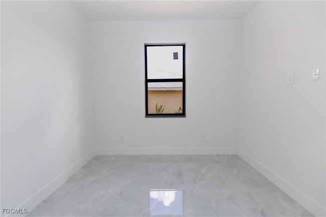 Building Photo - 849 Duplex St E