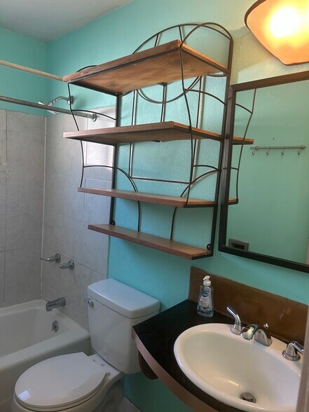 Building Photo - 706 E Fairview Ln