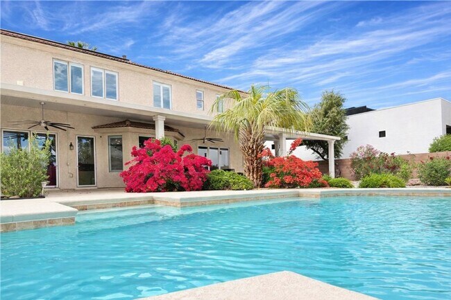 Building Photo - Northwest Valley 6 bdr  4400 sq ft  with RV parking, pool, covered patio -  all on a 1/2 acre lot!