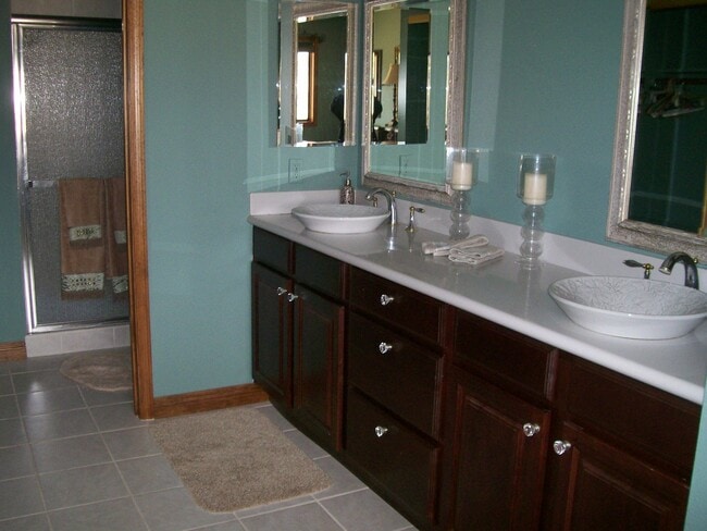 Building Photo - Vacation Rental: Beautiful Country Club To...