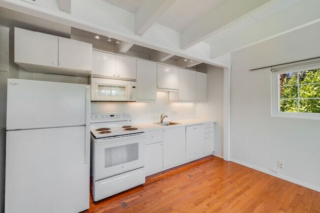 Building Photo - Private 2-Bedroom Fair Oaks Duplex with Gated Driveway & Garage!