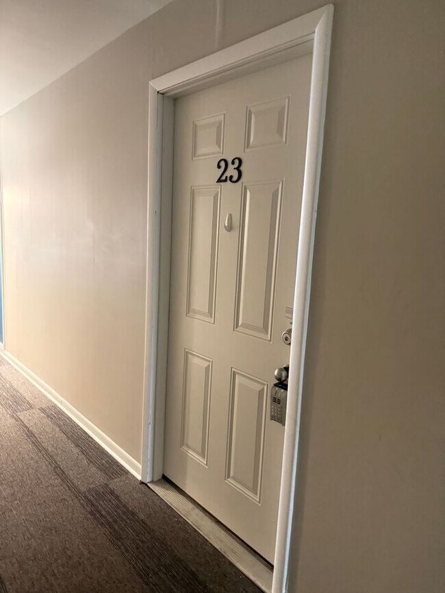 Building Photo - 2 Bedroom Unit was recently renovated. Liv...