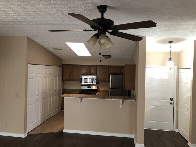 Kitchen and Bar view - 4283 Parkview Ct