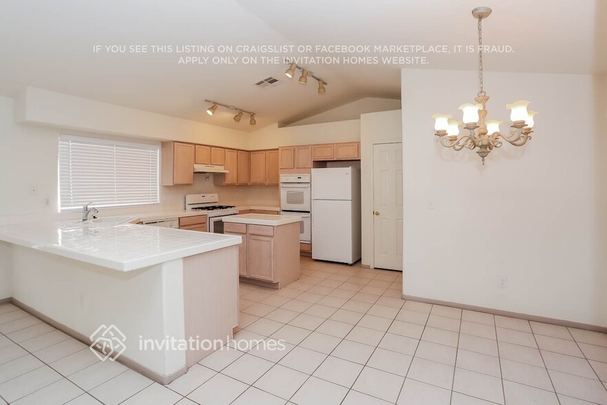 Building Photo - 829 Beefeater Pl