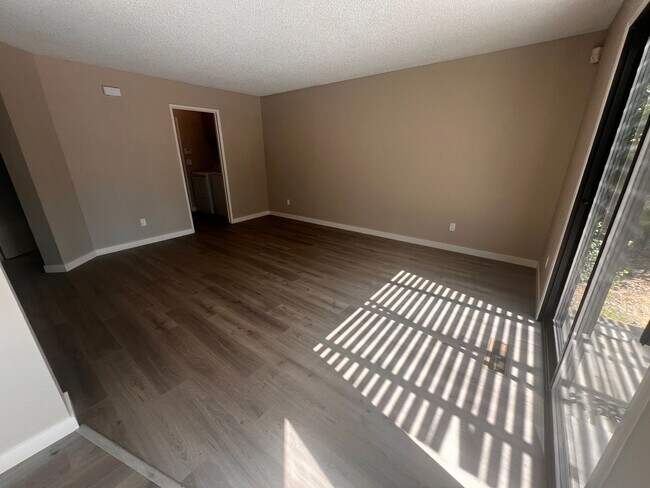 Building Photo - Wonderfully updated Waterman Highlands Home