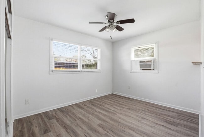 Building Photo - Prime NW Location!