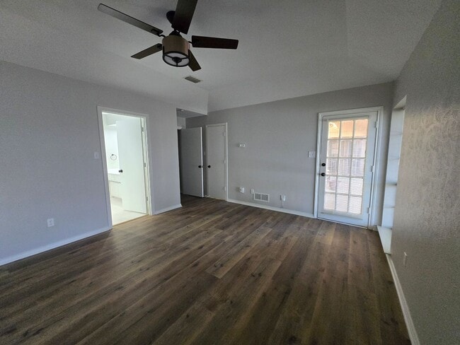 Building Photo - Stunning 4-bd 2.5 bath