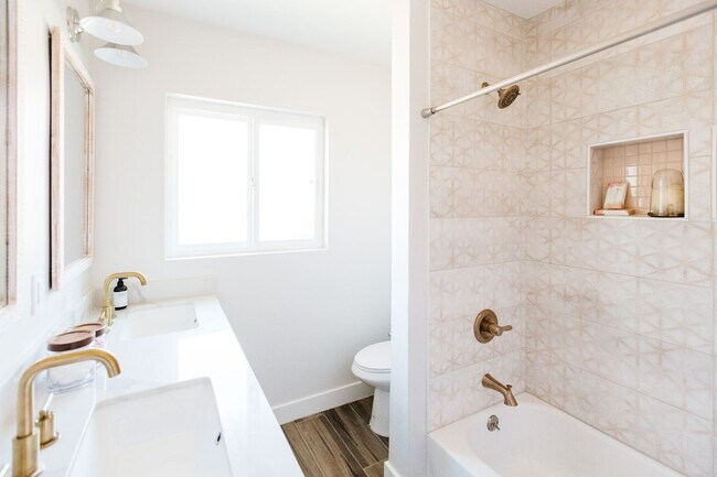 Building Photo - Stunning Remodel near Old Town!