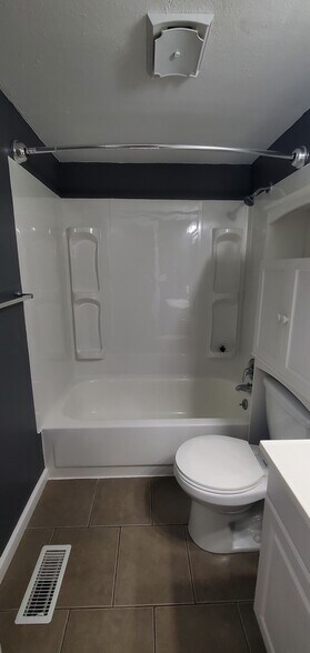 Full bath in hallway - 313 Britanna Dr