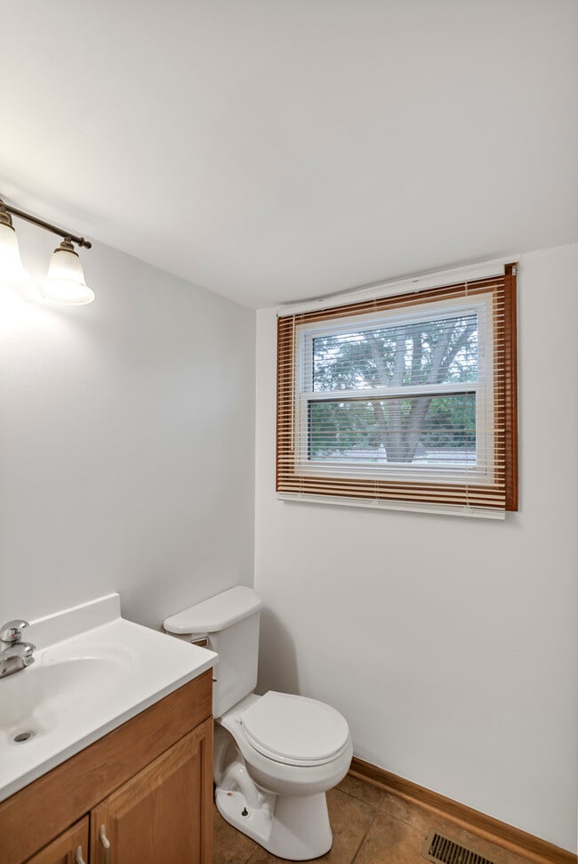 Building Photo - 30W274 Brighton Ct