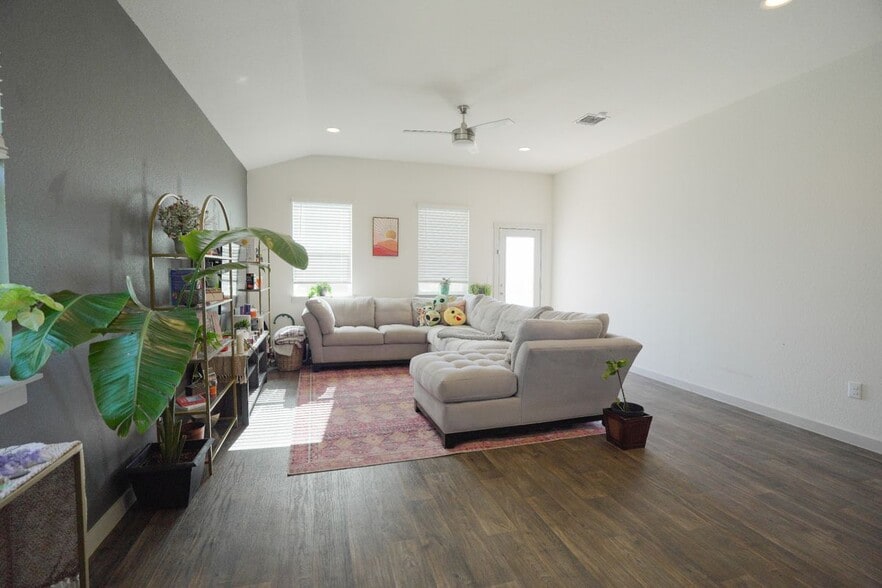 Building Photo - 4605 Tully Dr