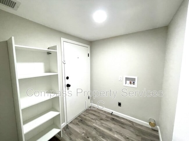 Building Photo - 2321 Glendale Dr