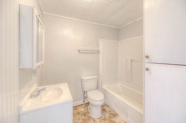 Building Photo - 204 S Pitzer St