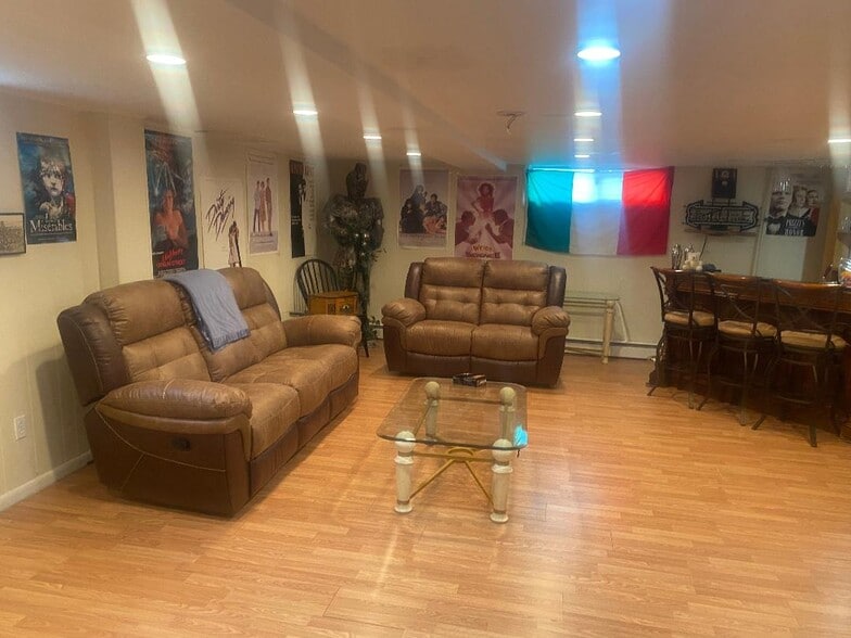 Building Photo - 633 Turf Ln