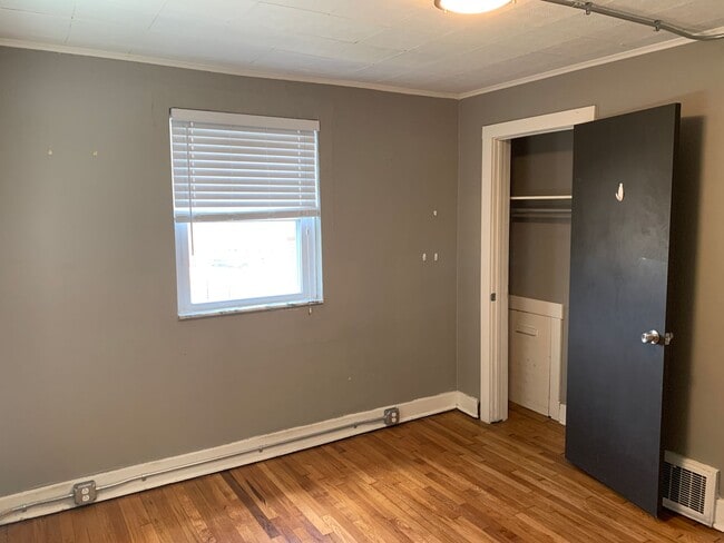 Building Photo - WALK TO CAMPUS 4BR/2BA HOUSE - AVAILABLE AUGUST