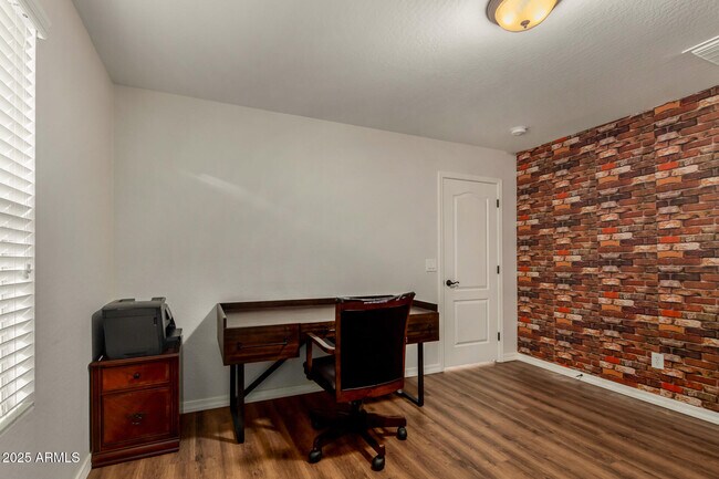 Building Photo - 955 S Henry Ln