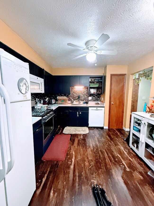 Building Photo - Open and Spacious 2BR 2 BA Condo with Fini...