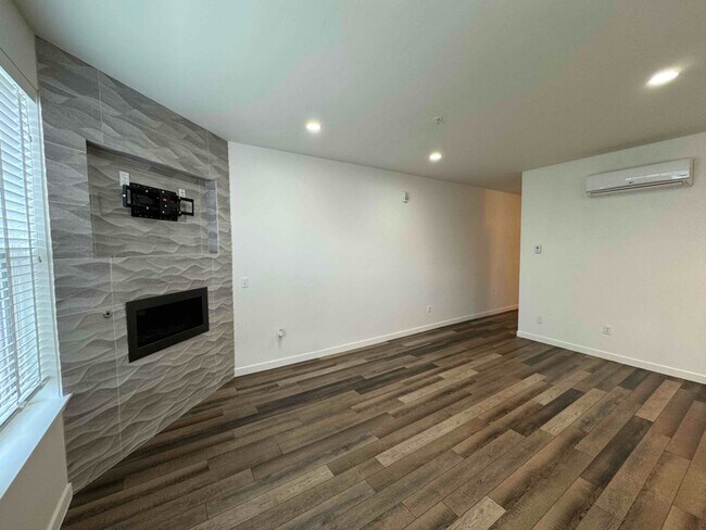 Building Photo - 336 E 1st Ave