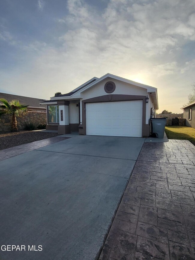 Building Photo - 1733 Shreya St