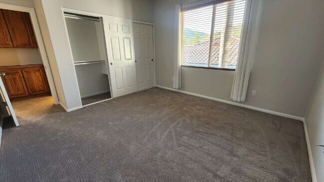 Building Photo - Gorgeous home on the Golf Course in a gated community.