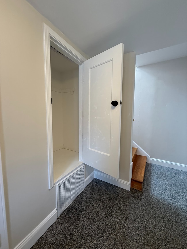 Building Photo - Spacious 3 Bedroom Home Minutes from City ...