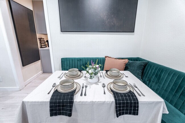 Building Photo - 2359 Oakwood Dr