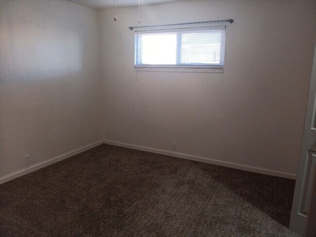 Building Photo - Charming 2-bedroom, 1-bathroom! Showings available NOW!
