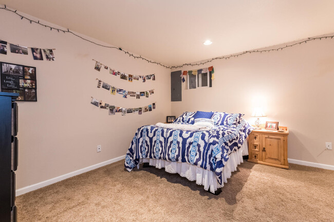 Building Photo - 4BD/ 3.5BA Furnished Townhome in South Bou...
