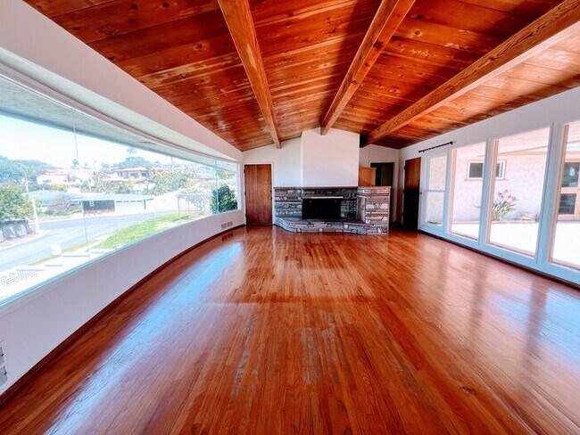 Building Photo - 3 Bed, 2 Bath, 2 Car Garage with Ocean Vie...