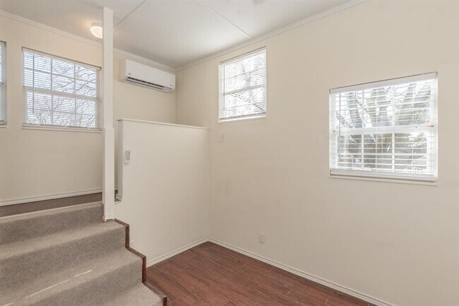 Building Photo - 103 Hackberry Ln