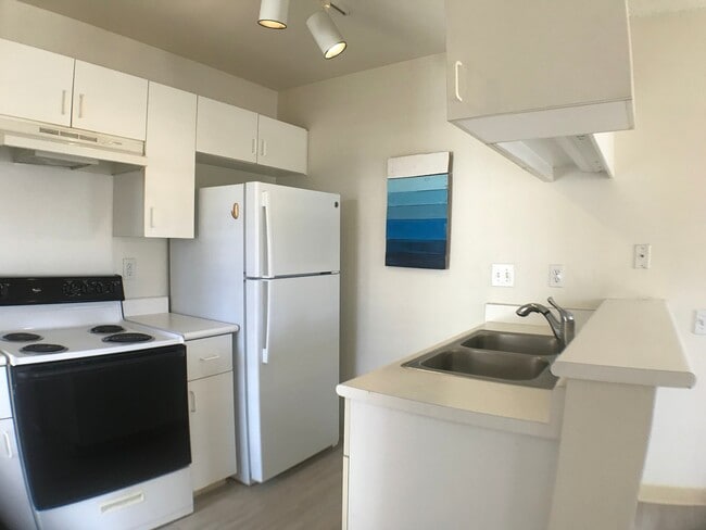 Building Photo - Large Studio, 1 Bath, 1 Parking at CORONADO!