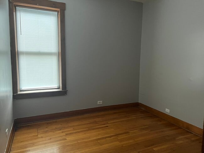 Bedroom - 933 W Sheridan Rd