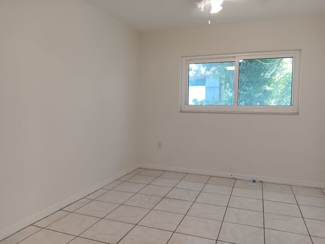 Building Photo - Big family room, granite & stainless kitch...