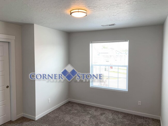 Building Photo - Like New Pet Friendly Home!