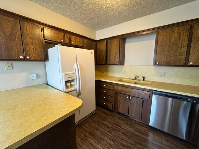 Building Photo - 2 Bedrooms, 1 1/2 baths and a 1 car garage duplex for rent in SW OKC near SW 89th and Penn!