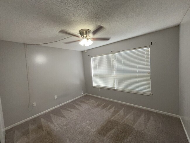 Building Photo - 5409 Pine Creek Dr