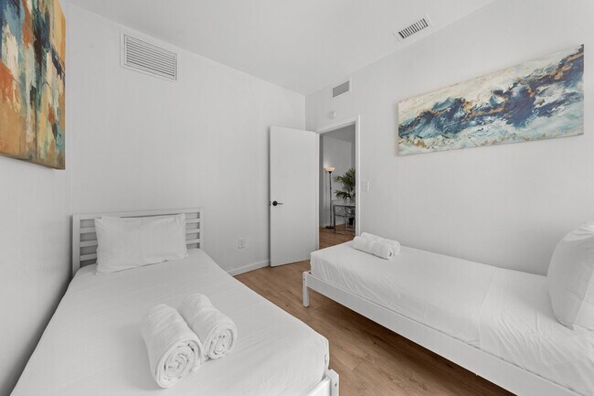 Building Photo - 750 Ocean Dr