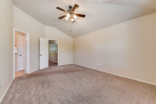 Building Photo - COMING SOON! CHARMMING 2 BEDROOM TOWNHOME ...