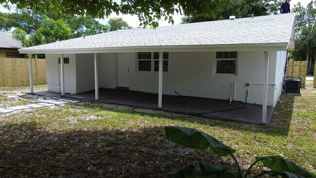Building Photo - 1657 SW 44th Ave