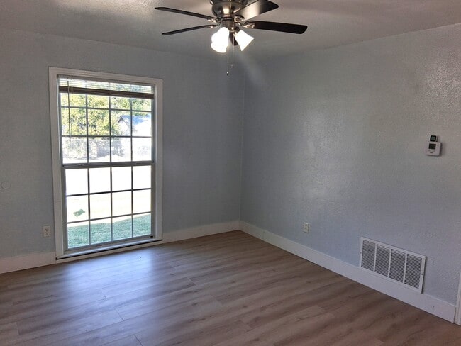 Building Photo - 902 Evetts Rd