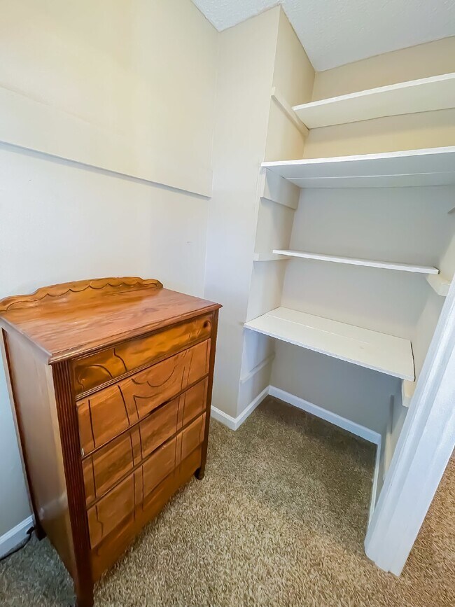 Building Photo - Spacious Stay for Crews | 4BR + Parking + ...