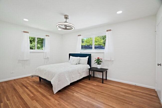 Building Photo - 6607 Lone Oak Dr