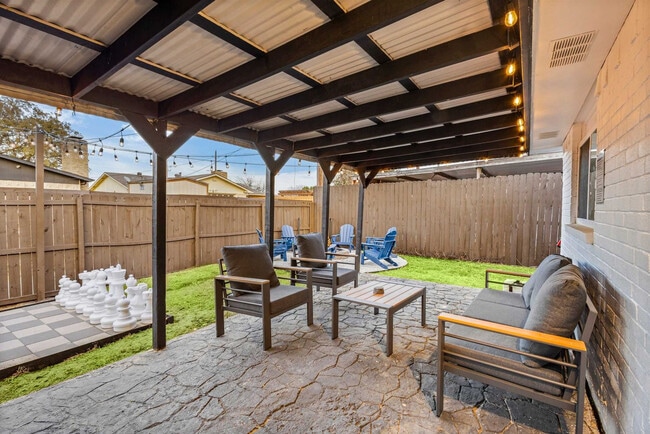 Building Photo - 3410 Country Club Dr