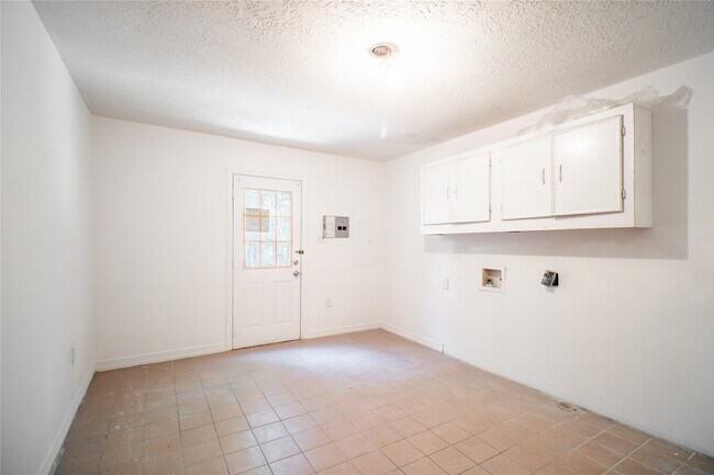 Building Photo - 27607 Decker Woods Dr