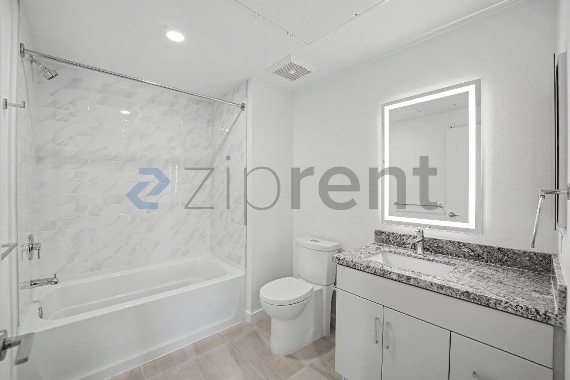 Building Photo - Unit 402