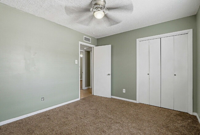 Building Photo - 3-Bedroom Duplex with Refrigerated AC.