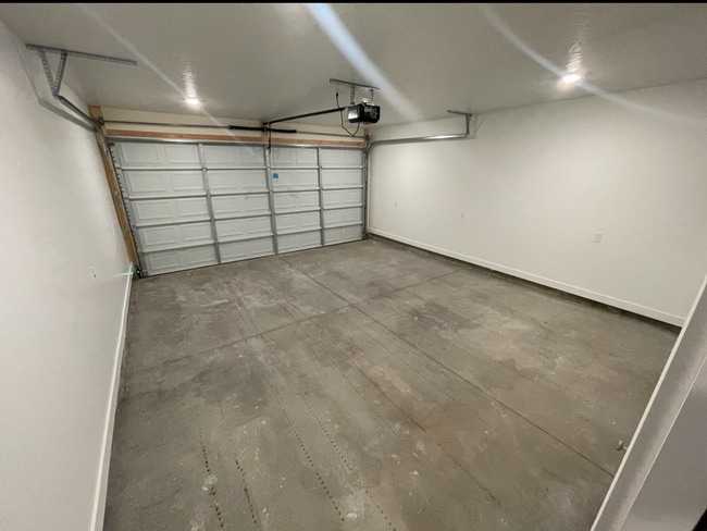 Building Photo - Small dog Friendly!! 4-6 Month Lease!